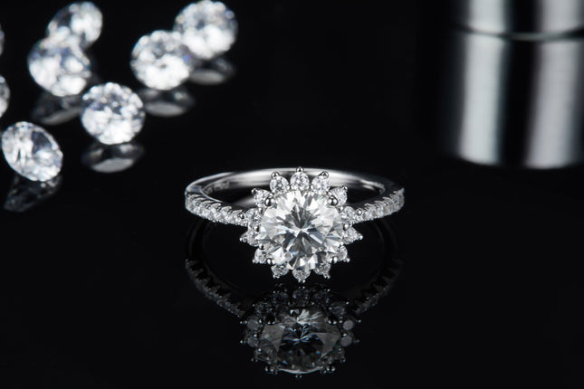 ’n Luukse en Modieuse Ligte Luukse Juweliersware S925 Platina-geplateerde Silwer Ringstel van 2 karaat met Topgehalte Moissanite