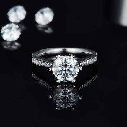 'n 2-karaat Luukse en Modieuse Ligluukse Juweliersware Silwer Ring Versier Met Topgehalte Moissanite, S925 Silwer Geplateer Met Platinum