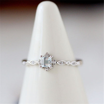 Nuwe klein en elegante ringe