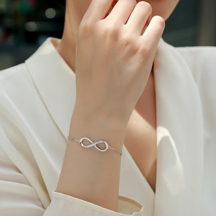Hierdie luukse en modieuse ligte luukse juweliersware silwer armband, versier met topgehalte moissanite, is van S925 silwer gemaak en met platinum geëlektroneer.