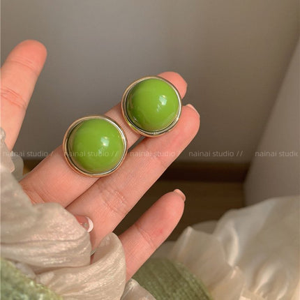 Retro Avokado-groen Knopiesoorbelle Wat Elegant Lyk En Die Gelaatskleur Verhelder