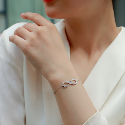 Hierdie luukse en modieuse ligte luukse juweliersware silwer armband, versier met topgehalte moissanite, is van S925 silwer gemaak en met platinum geëlektroneer.