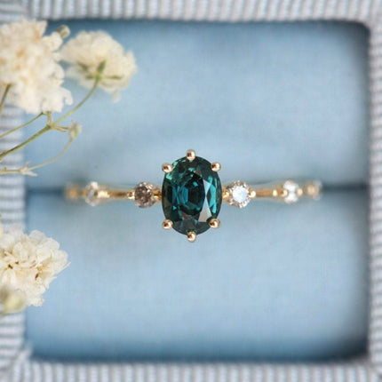 Vergulde Ring Met Smarag-Inlegsel