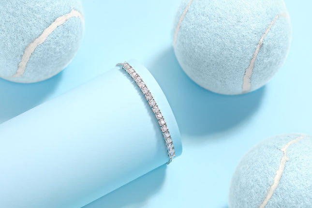 Hierdie luukse en modieuse ligte luukse juweliersware silwerarmband, gemaak van S925-silwer geëlektroplateer met platinum, is geset met topgehalte moissanite.