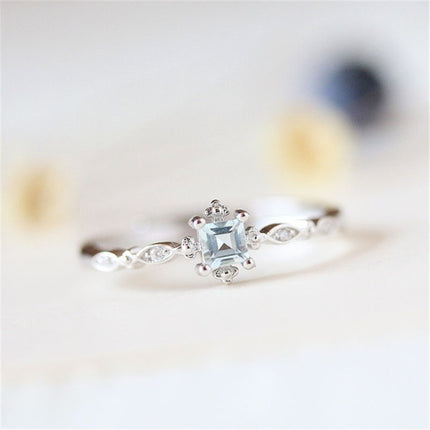 Nuwe klein en elegante ringe
