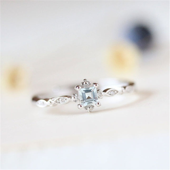 Nuwe klein en elegante ringe
