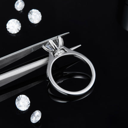 'n 2-karaat Luukse en Modieuse Ligluukse Juweliersware Silwer Ring Versier Met Topgehalte Moissanite, S925 Silwer Geplateer Met Platinum
