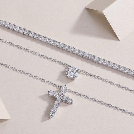 Ingebed met topgehalte-moissaniet, sluit hierdie luukse en modieuse minimalistiese juwelierswarestel 'n halssnoerhanger, 'n nekketting en S925 silwer, geëlektriseer met platinum, in.