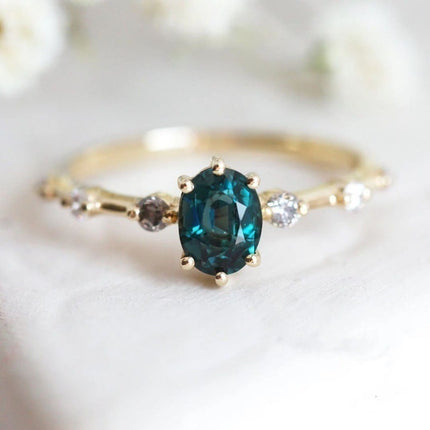 Vergulde Ring Met Smarag-Inlegsel