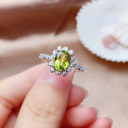 Olivien-stelkristalle Is Deursigtig En Suiwer