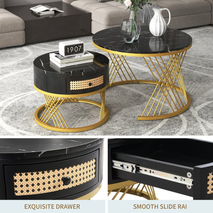 2-in-1 Ronde Koffietafel Gemaak Van MDF Met Marmergraan-Fineerblad, Rottanglaaie En Soliede Houthandvatsels. Goudkleurige Ysterpote. 70x70x45.5 50x50x38.5cm