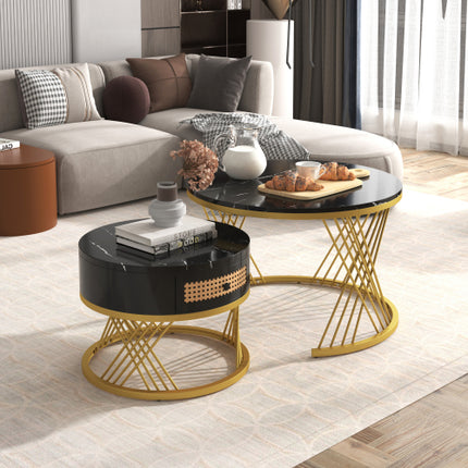 2-in-1 Ronde Koffietafel Gemaak Van MDF Met Marmergraan-Fineerblad, Rottanglaaie En Soliede Houthandvatsels. Goudkleurige Ysterpote. 70x70x45.5 50x50x38.5cm