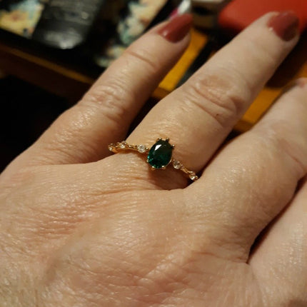 Vergulde Ring Met Smarag-Inlegsel