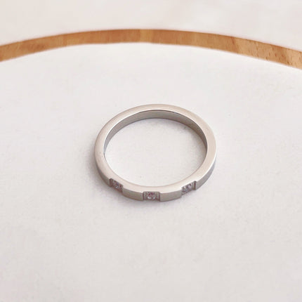 Modieuse Damesring Met Drie Diamante