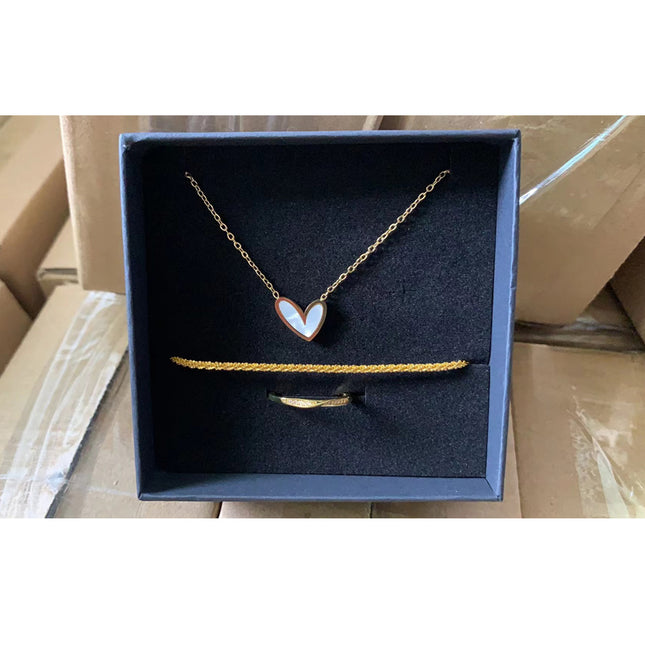 3 stuks Goue Bykomstigheidstel, met 'n Trio Met 'n Goudtekstuur Halssnoer, Armband, Ring, 'n Elegante en Gesofistikeerde Goue Ensemble