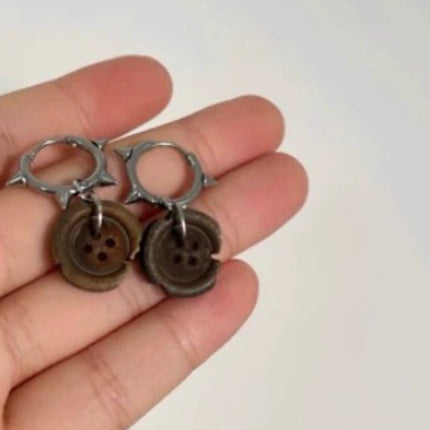 Oorring met gebrande gleufknoop en verweerde voorkoms (Wasteland-styl)