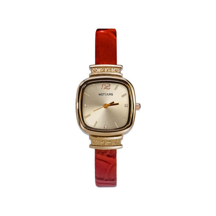 Retro-styl Vrouehorlosie Met 'n Minimalistiese Klein Vierkantige Ontwerp