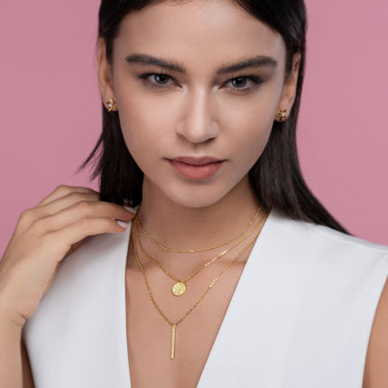 Graveer met topgehalte moissanite, hierdie luukse en modieuse minimalistiese juweliersware bestaan uit 'n silwer hangertjie-halssnoer, 'n kraagketting en S925-silwer geëlektrifiseer met goud.