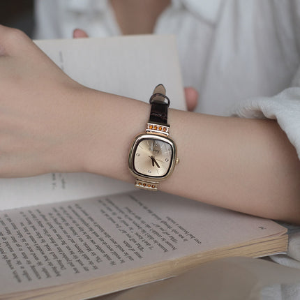 Retro-styl Vrouehorlosie Met 'n Minimalistiese Klein Vierkantige Ontwerp