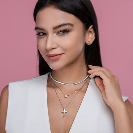 Ingebed met topgehalte-moissaniet, sluit hierdie luukse en modieuse minimalistiese juwelierswarestel 'n halssnoerhanger, 'n nekketting en S925 silwer, geëlektriseer met platinum, in.