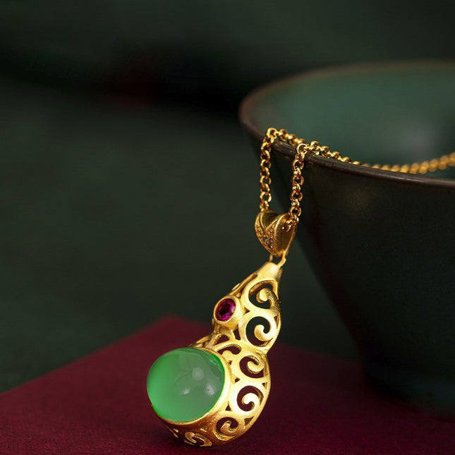 Oorspronklike Chinese-styl Jadeliet-en-Sterling-Silwer Kalbas-hangertjie Met Tradisionele Goue Platering