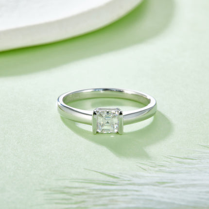 Vierkantige Moissanite Met Topgehalte Moissanite Luukse En Modieuse Ligte Luukse Juweliersware Silwer Ring S925 Silwer Geëlektroneer Met Platinum