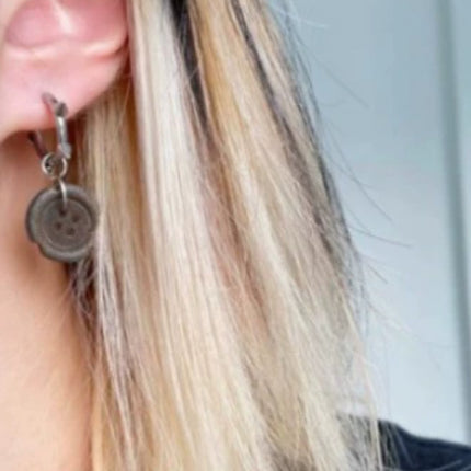 Oorring met gebrande gleufknoop en verweerde voorkoms (Wasteland-styl)