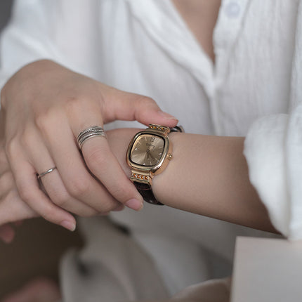 Retro-styl Vrouehorlosie Met 'n Minimalistiese Klein Vierkantige Ontwerp