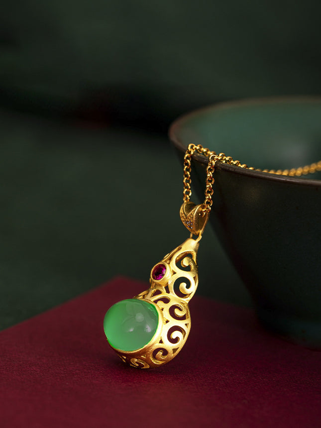 Oorspronklike Chinese-styl Jadeliet-en-Sterling-Silwer Kalbas-hangertjie Met Tradisionele Goue Platering