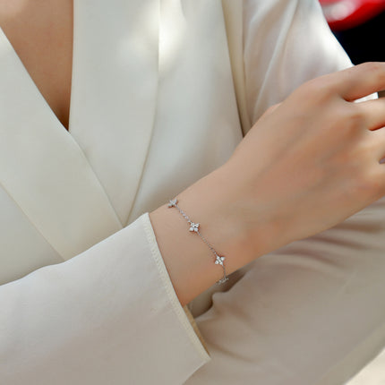 Met Topgehalte Moissanite Geset, Is Hierdie Luukse En Modieuse Ligte Luukse Juweliersware Silwer Armband Gemaak Van S925 Silwer Geëlektroplateer Met Platinum