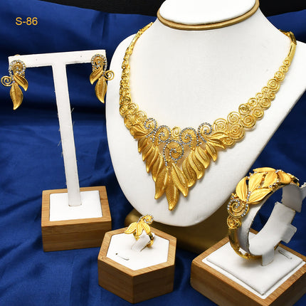 Vroue Saoedi-bruidsjuwele: Ketting, armband, oorbelle en vierstuk-ringstel