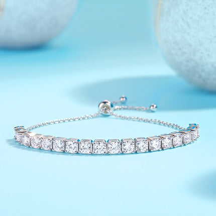 Hierdie luukse en modieuse ligte luukse juweliersware silwerarmband, gemaak van S925-silwer geëlektroplateer met platinum, is geset met topgehalte moissanite.