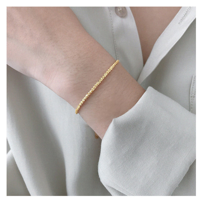 3 stuks Goue Bykomstigheidstel, met 'n Trio Met 'n Goudtekstuur Halssnoer, Armband, Ring, 'n Elegante en Gesofistikeerde Goue Ensemble