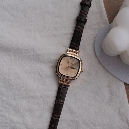 Retro-styl Vrouehorlosie Met 'n Minimalistiese Klein Vierkantige Ontwerp