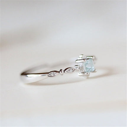 Nuwe klein en elegante ringe