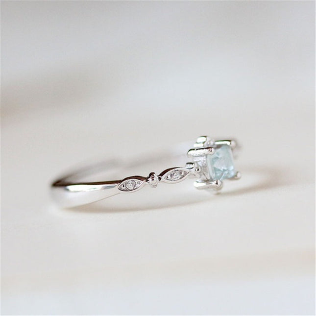 Nuwe klein en elegante ringe