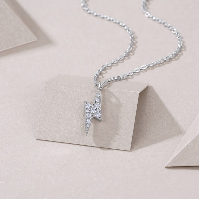 Hierdie Luukse en Modieuse Ligluukse Trend Juweliersware Halssnoerhangertjie, Gevestig Met Topgehalte Moissanite, Is Gemaak Van S925 Silwer Geëlektroplateer Met Platinum