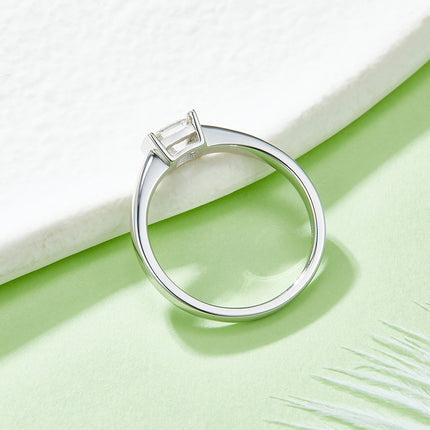 Vierkantige Moissanite Met Topgehalte Moissanite Luukse En Modieuse Ligte Luukse Juweliersware Silwer Ring S925 Silwer Geëlektroneer Met Platinum