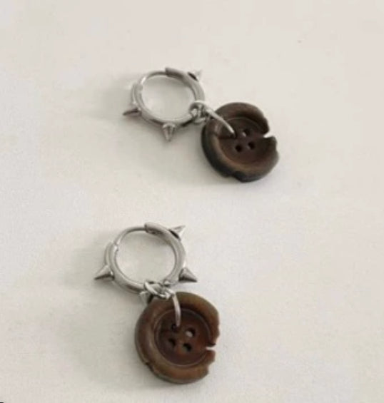 Oorring met gebrande gleufknoop en verweerde voorkoms (Wasteland-styl)