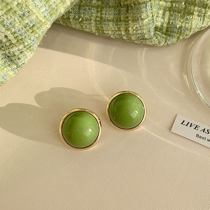 Retro Avokado-groen Knopiesoorbelle Wat Elegant Lyk En Die Gelaatskleur Verhelder