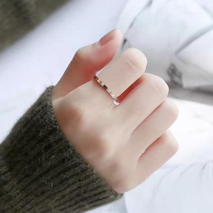 Modieuse Damesring Met Drie Diamante