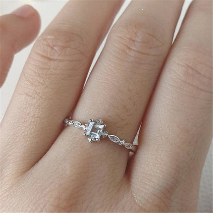 Nuwe klein en elegante ringe