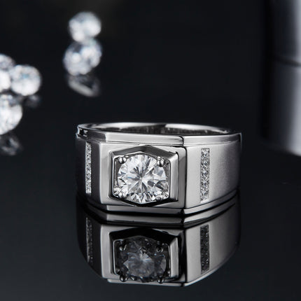 Mans 1-karaat Luukse en Modieuse Ligluukse Juweliersware Silwer Ring met Topgehalte Moissanite, S925 Versilwerde Platinum