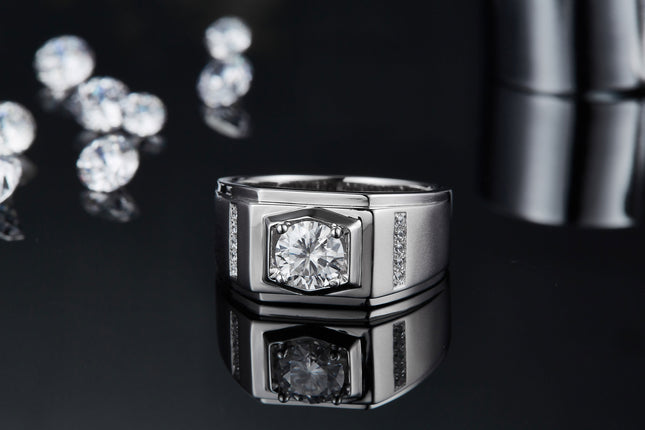 Mans 1-karaat Luukse en Modieuse Ligluukse Juweliersware Silwer Ring met Topgehalte Moissanite, S925 Versilwerde Platinum