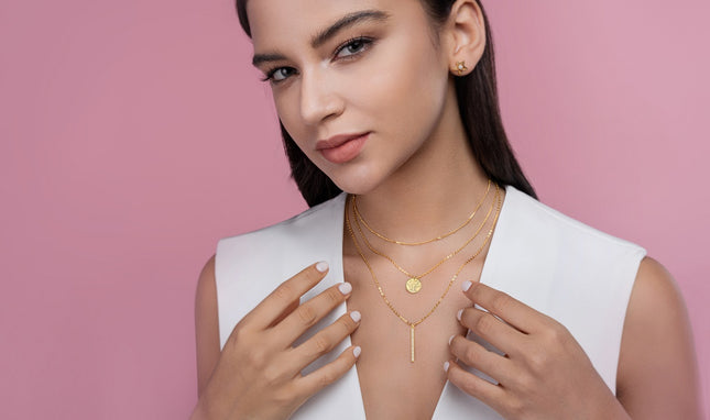 Graveer met topgehalte moissanite, hierdie luukse en modieuse minimalistiese juweliersware bestaan uit 'n silwer hangertjie-halssnoer, 'n kraagketting en S925-silwer geëlektrifiseer met goud.
