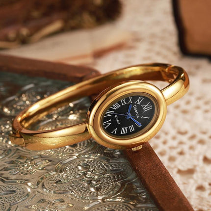 Lig-luukse Nis Ovale Dameshorlosie Met 'n Roosgoud Diamantrand