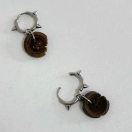 Oorring met gebrande gleufknoop en verweerde voorkoms (Wasteland-styl)