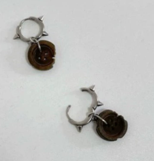 Oorring met gebrande gleufknoop en verweerde voorkoms (Wasteland-styl)