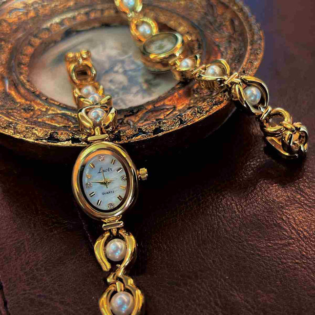 Middel-antieke Ligluukse Nagemaakte Pêrelhorlosie Temperamentele Armband Dameshorlosie