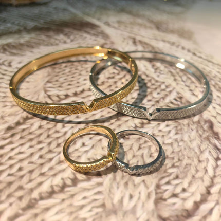 V-vormige 18K Egte Goud Geëlektrifiseerde Armbandringstel
